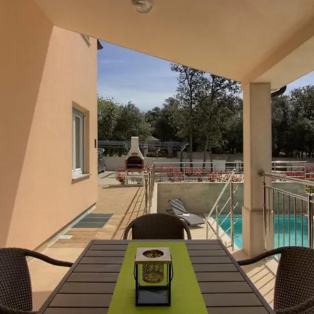 Mit Privatpool Fuer 10 Personen Ca 200 Qm In Banjole, Istrien Istrische Riviera * Банджоле